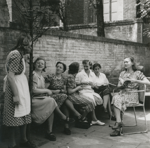 876524 Groepsportret van enkele huishoudelijke hulpen in opleiding bij het opvanghuis Meisjesstad (Oudegracht 35) te ...